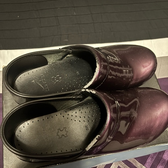 Dansko Women’s Shiny Dark Purple Clogs - Picture 5 of 11